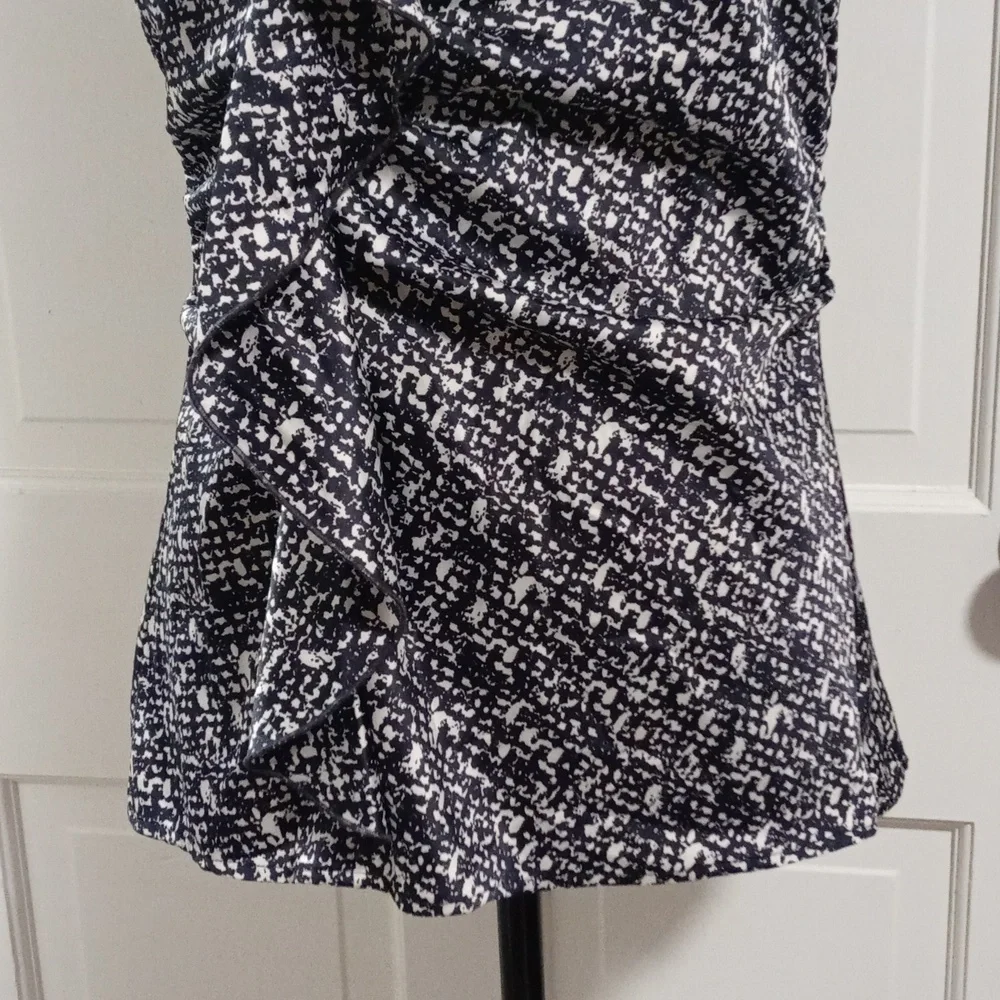 🖤Ann Taylor🖤 - Black/White Abstract Print Ruffle Front Sleeveless Top